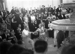 Atatürk, 3 Eylül 1936 Perşembe akşamı Beylerbeyi Sarayı’nda festivale katılan gençlerin oyunlarını seyrettikten sonra festival heyetinde bulunan hanımları dansa kaldırdı.
